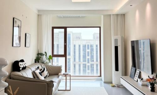 五行缺金客厅挂什么